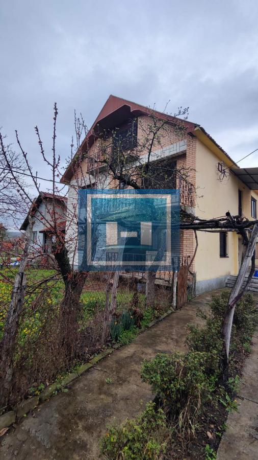 Kuća u centralnom delu Batočine pogodna za višečlane porodice 36