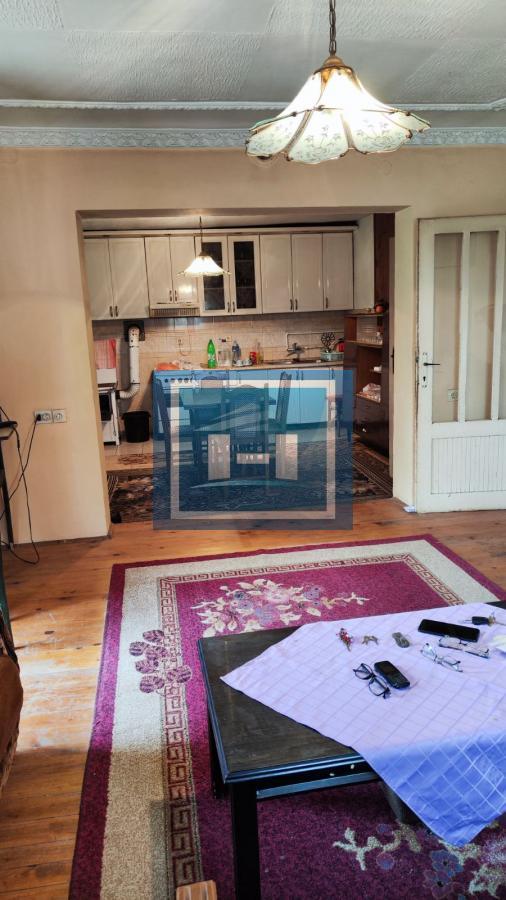 Kuća u centralnom delu Batočine pogodna za višečlane porodice 10