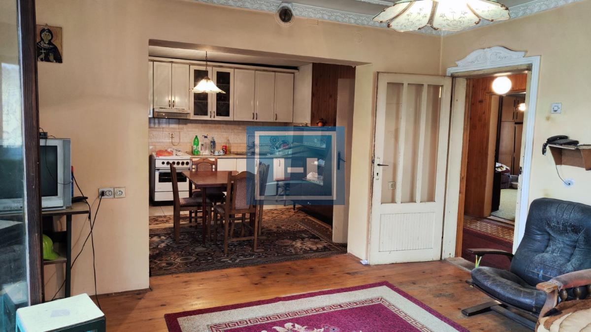 Kuća u centralnom delu Batočine pogodna za višečlane porodice 12