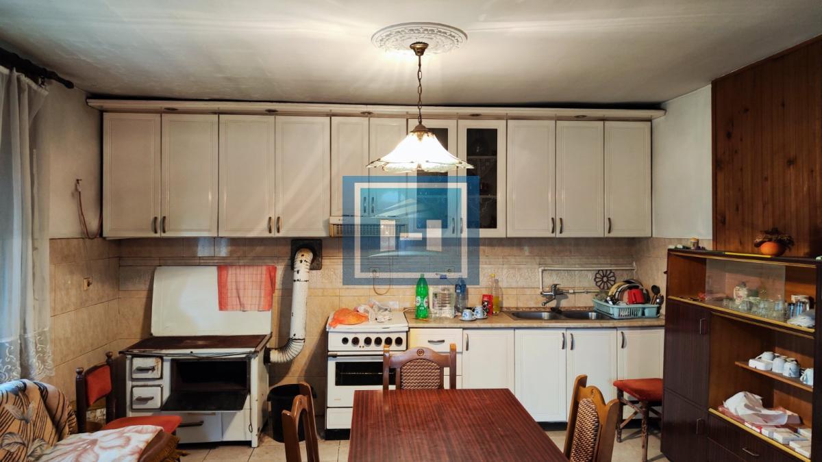 Kuća u centralnom delu Batočine pogodna za višečlane porodice 13