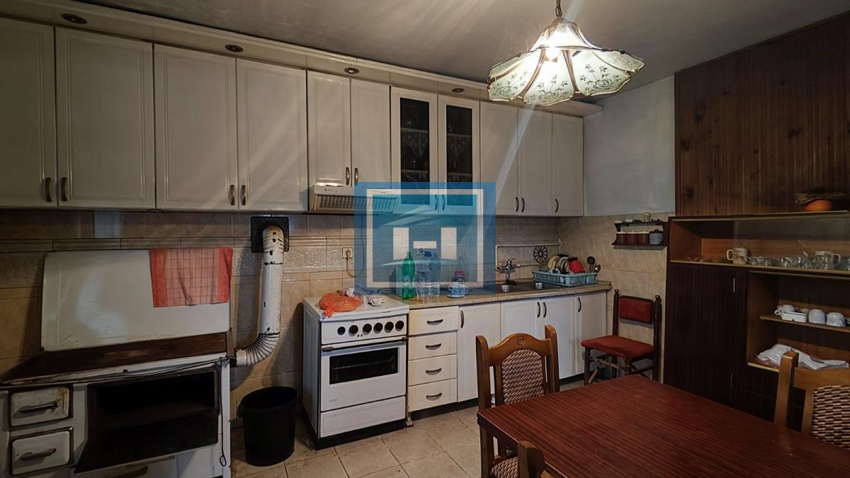 Kuća u centralnom delu Batočine pogodna za višečlane porodice 14