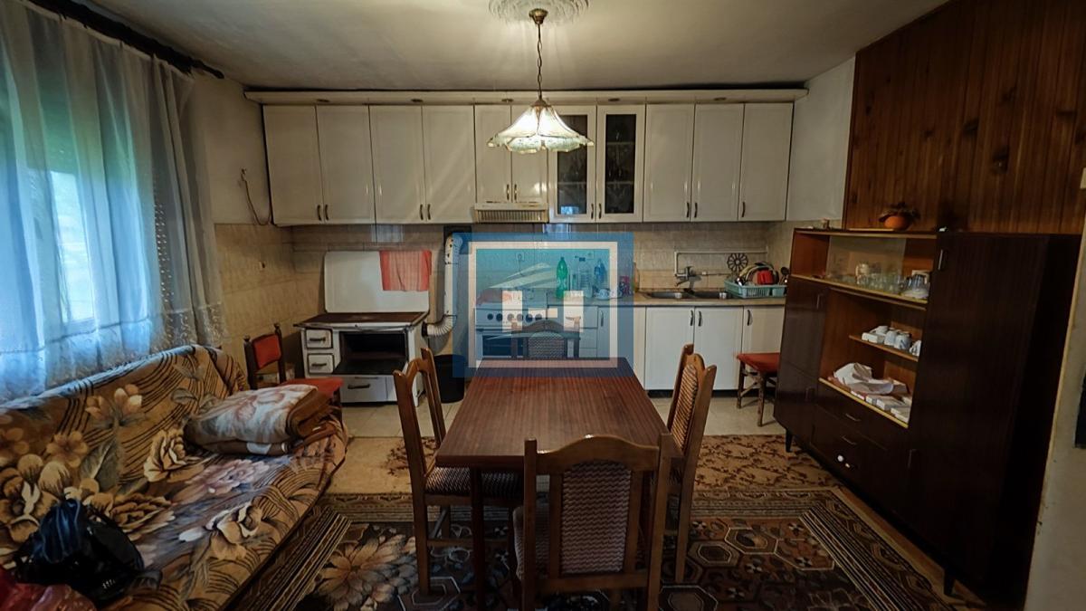 Kuća u centralnom delu Batočine pogodna za višečlane porodice 15