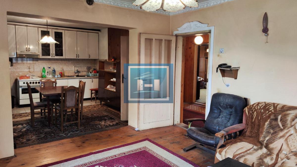 Kuća u centralnom delu Batočine pogodna za višečlane porodice 7