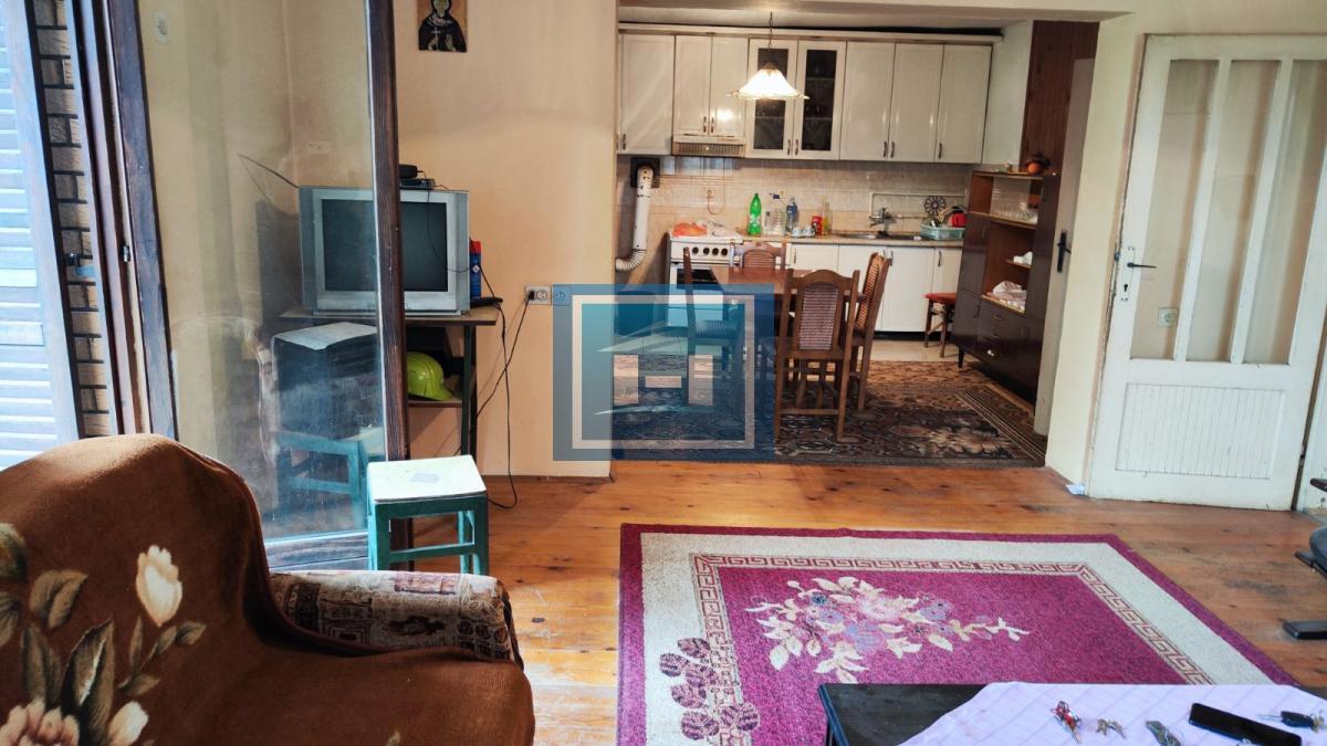 Kuća u centralnom delu Batočine pogodna za višečlane porodice 8