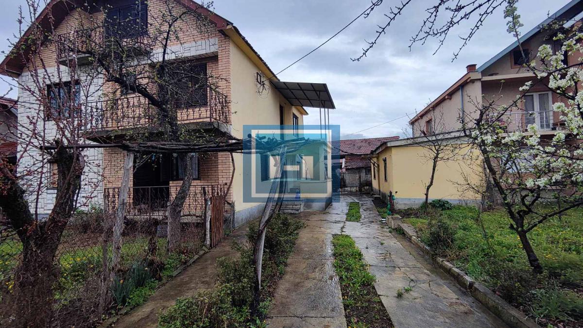 Kuća u centralnom delu Batočine pogodna za višečlane porodice 1
