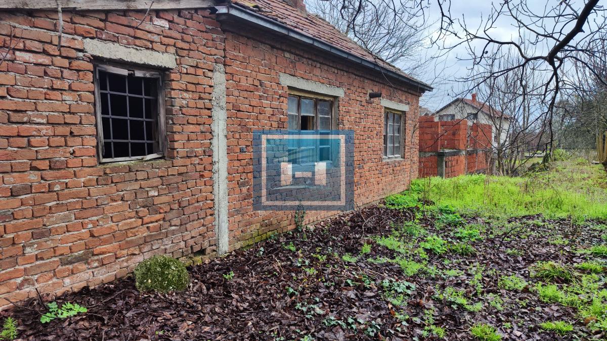 Dve kuce sa velikim placem u Lapovu 1