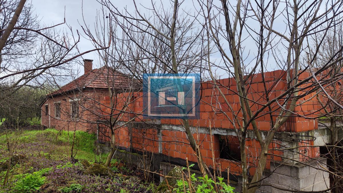 Dve kuce sa velikim placem u Lapovu 3