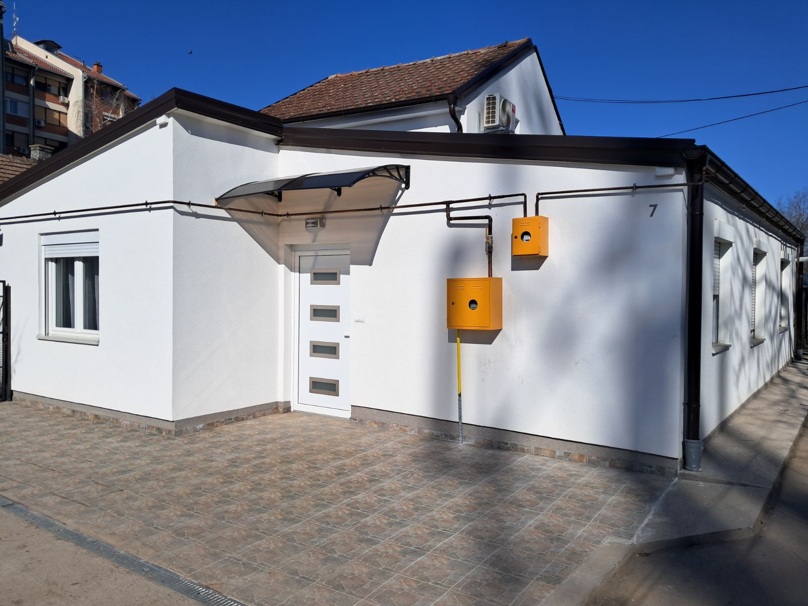 Izdajem novu potpuno opremljenu kucu Petrovaradin 1