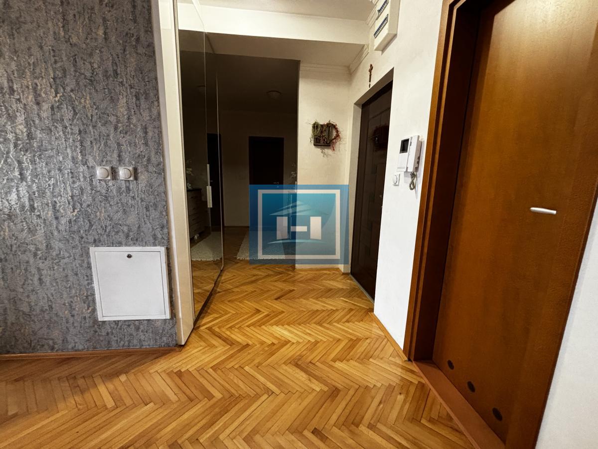 Prelep komforan stan u strogom centru Jagodine – idealna lokacija! 8