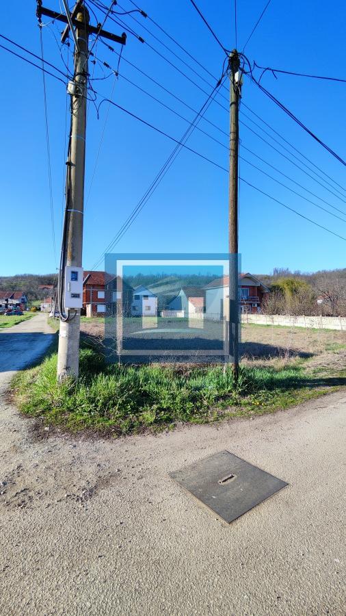 Parcela pogodna za izgradnju kuće sa dostupnim priključcima na gradske mreže 10