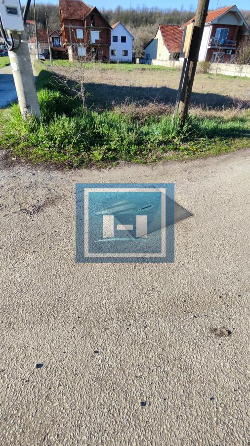 Parcela pogodna za izgradnju kuće sa dostupnim priključcima na gradske mreže 11