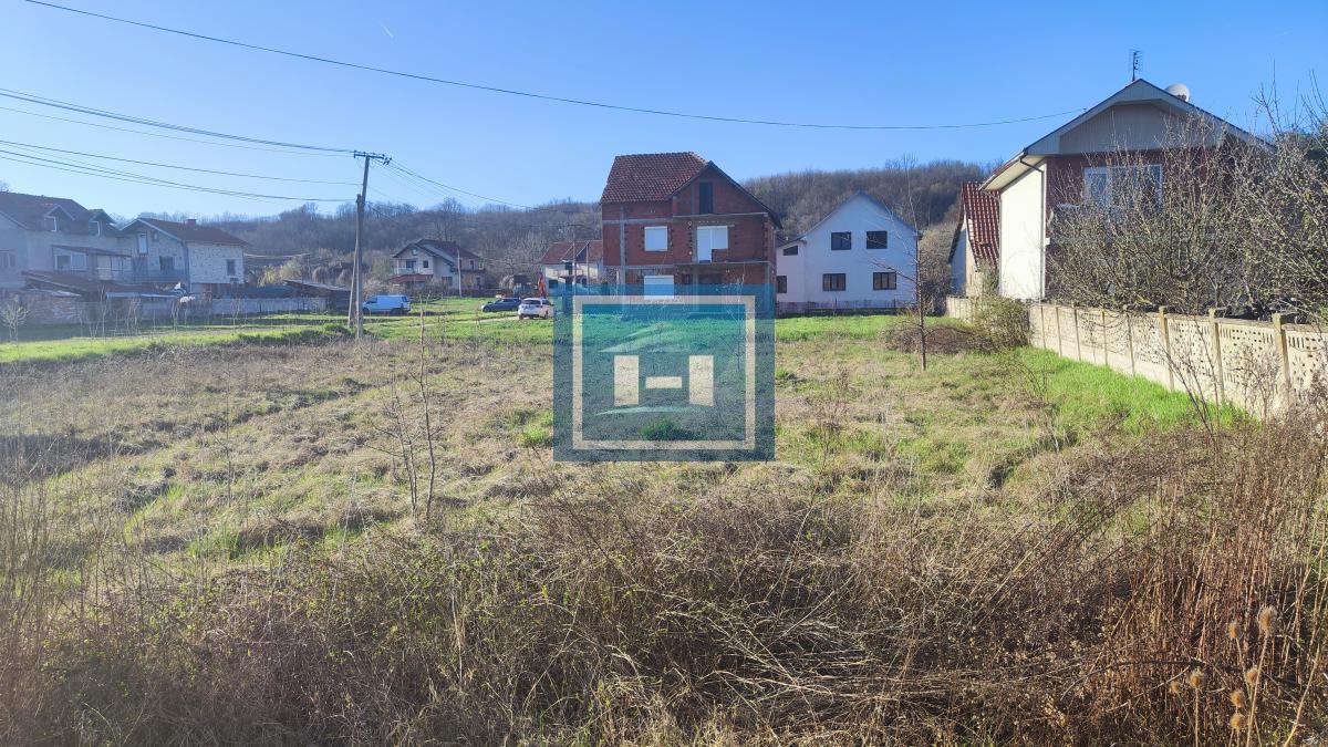 Parcela pogodna za izgradnju kuće sa dostupnim priključcima na gradske mreže 7