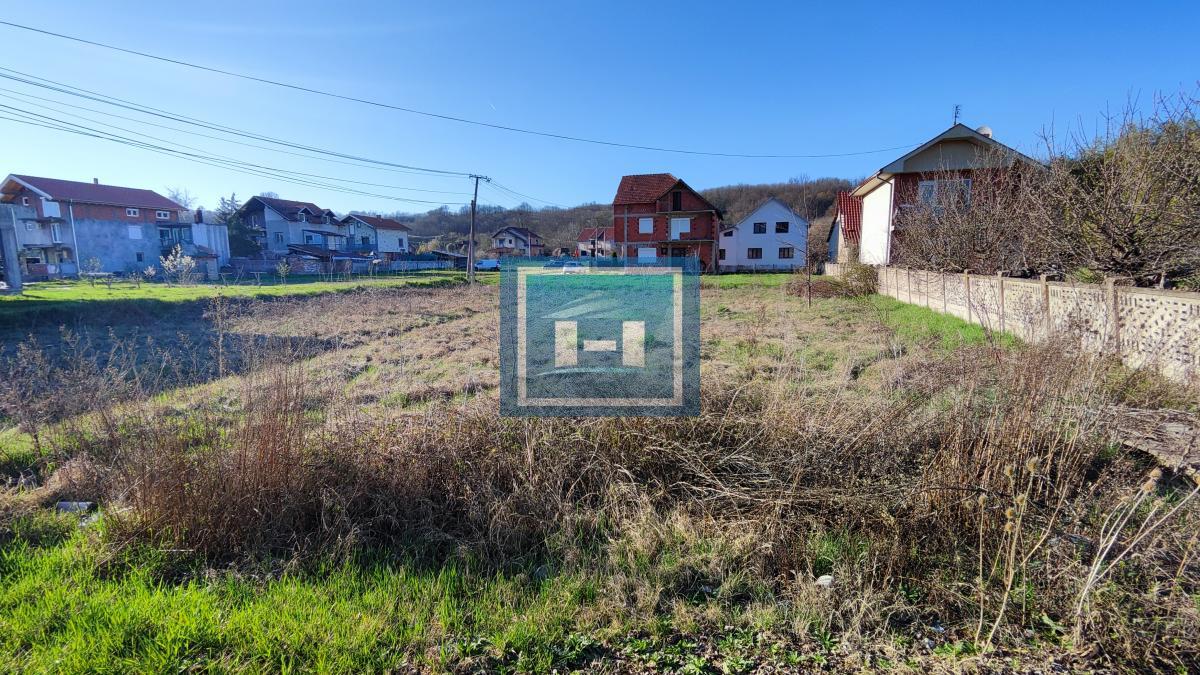Parcela pogodna za izgradnju kuće sa dostupnim priključcima na gradske mreže 8