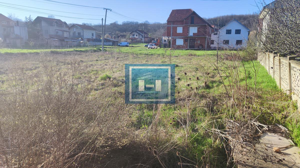 Parcela pogodna za izgradnju kuće sa dostupnim priključcima na gradske mreže 9