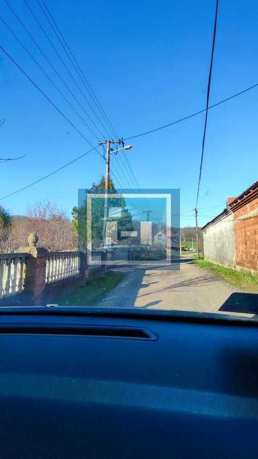 Parcela pogodna za izgradnju kuće sa dostupnim priključcima na gradske mreže 1