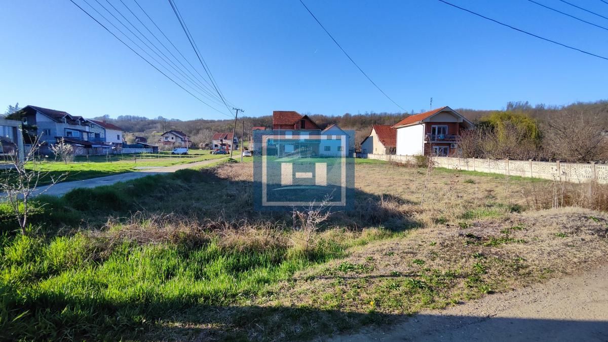 Parcela pogodna za izgradnju kuće sa dostupnim priključcima na gradske mreže 2