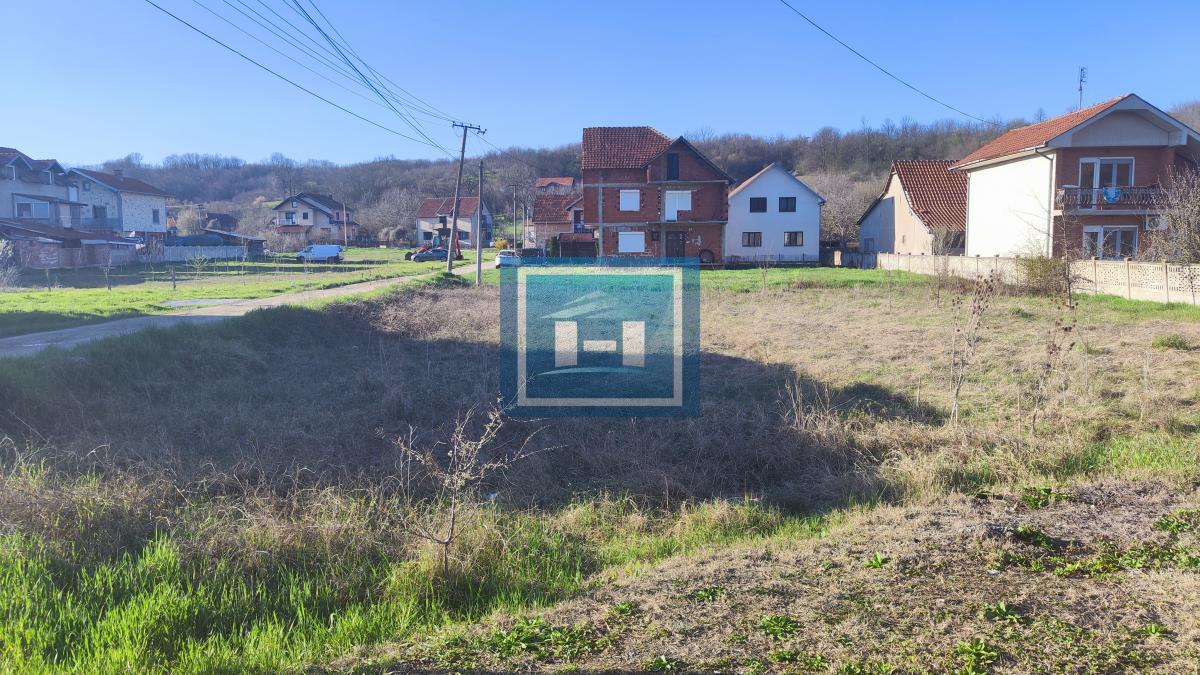 Parcela pogodna za izgradnju kuće sa dostupnim priključcima na gradske mreže 3