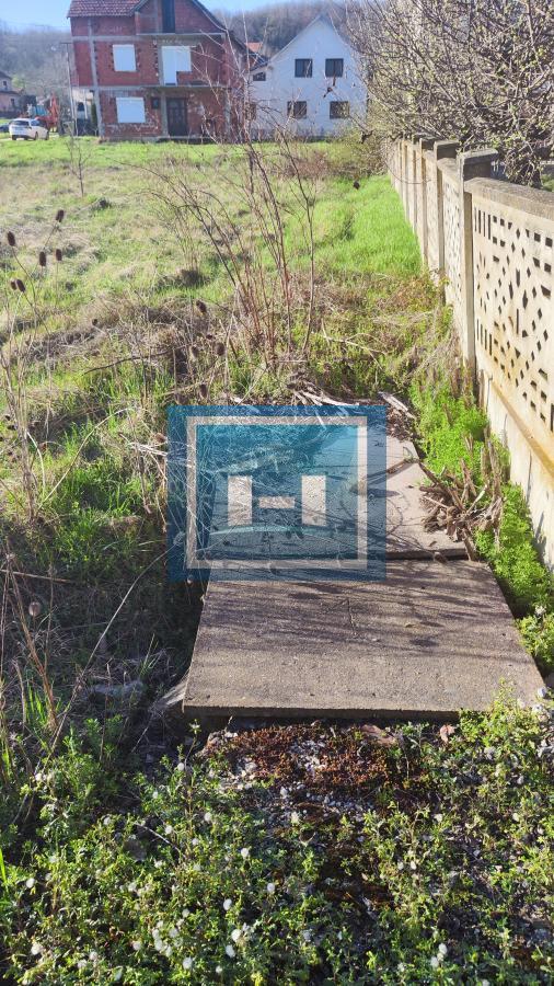 Parcela pogodna za izgradnju kuće sa dostupnim priključcima na gradske mreže 4