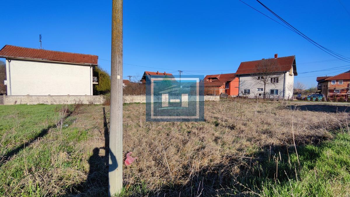 Parcela pogodna za izgradnju kuće sa dostupnim priključcima na gradske mreže 5