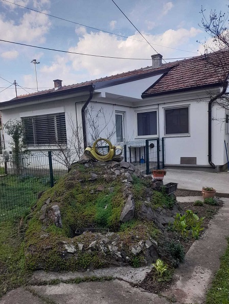 Izdajem kucu u mirnom delu Petrovaradina 1