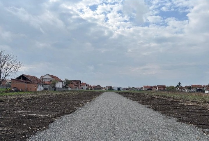 Prodajem gradjevinske parcele u Borci 2