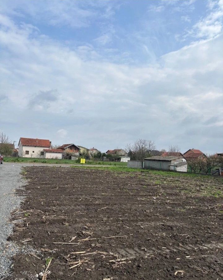 Prodajem gradjevinske parcele u Borci 3
