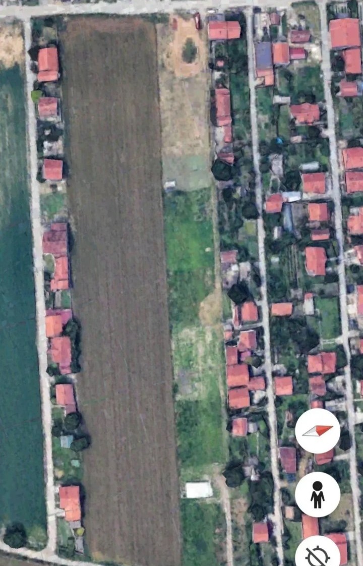 Prodajem gradjevinske parcele u Borci 4