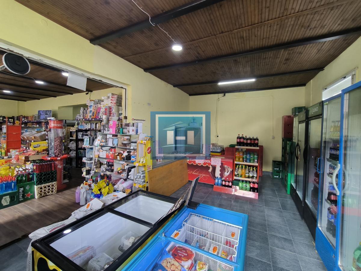 Stambeno-poslovna zgrada u samom centru Jovca 4