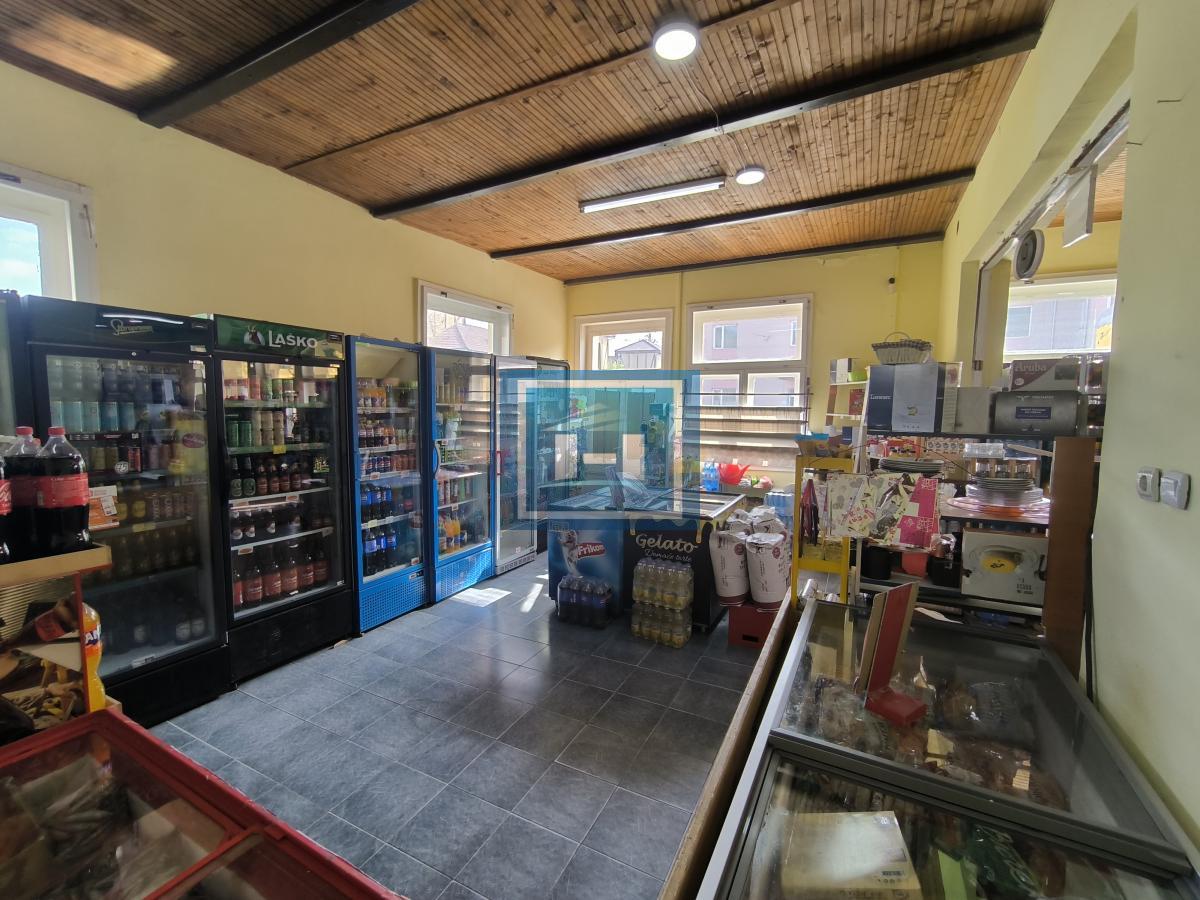 Stambeno-poslovna zgrada u samom centru Jovca 5