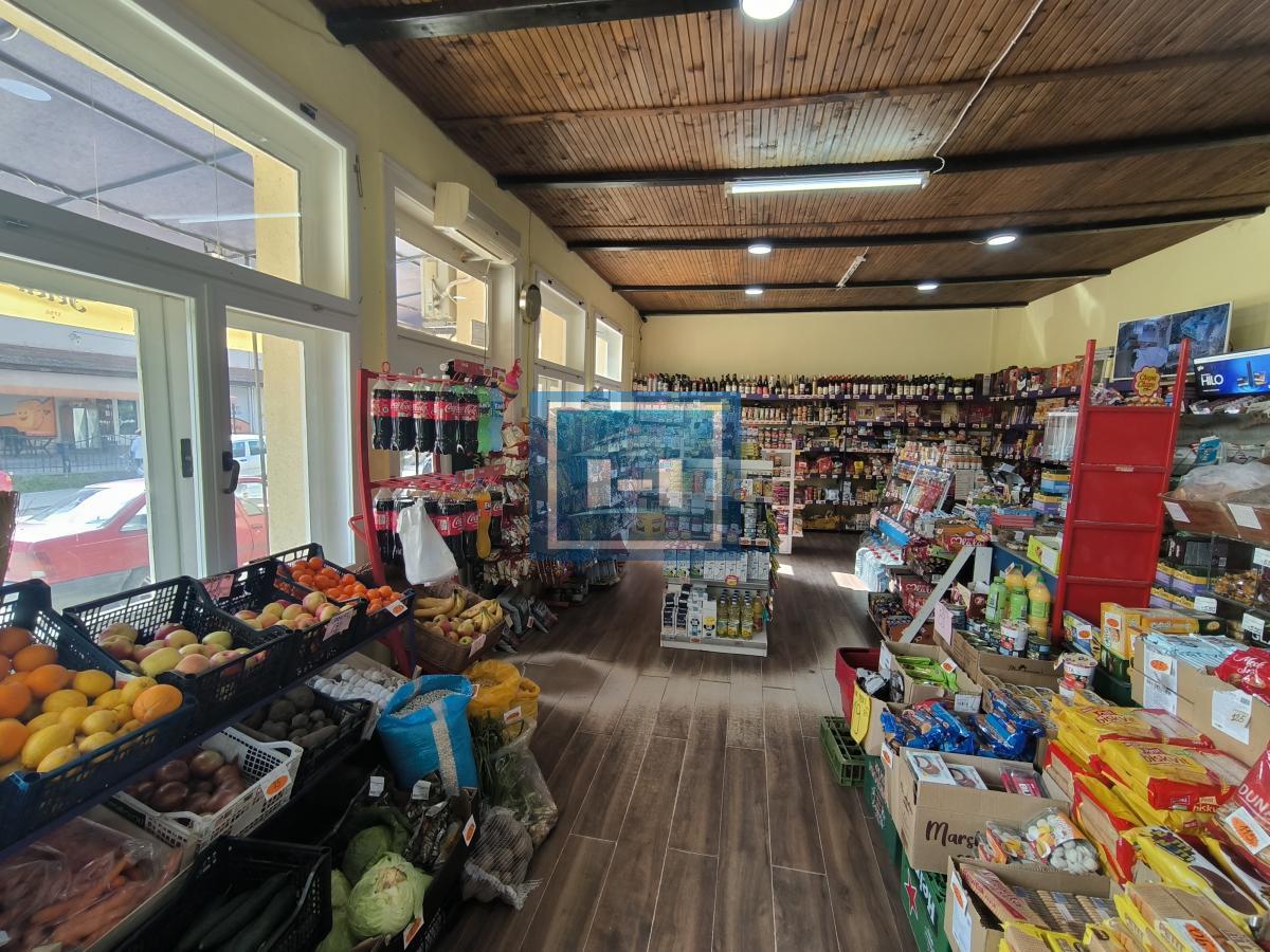 Stambeno-poslovna zgrada u samom centru Jovca 6