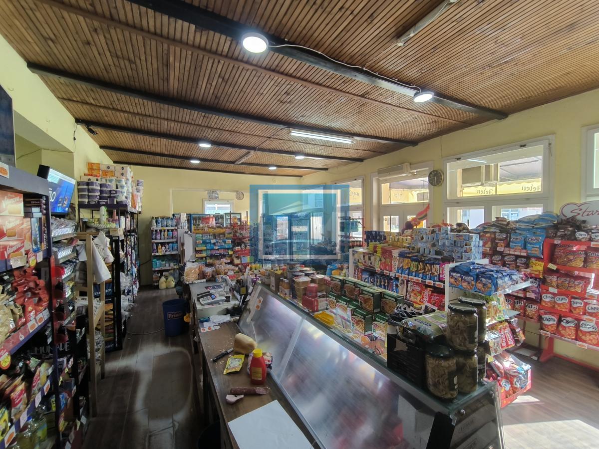 Stambeno-poslovna zgrada u samom centru Jovca 7