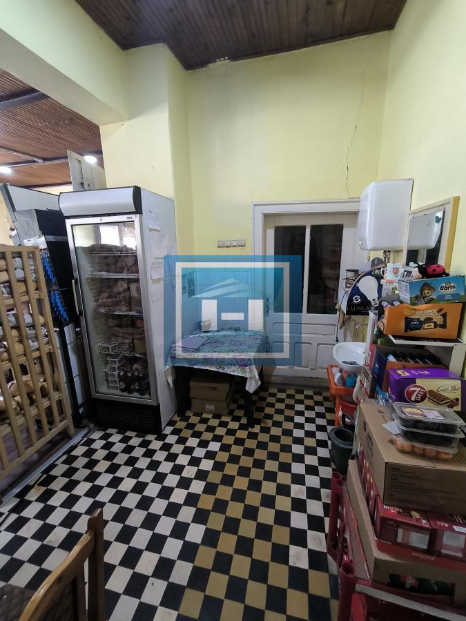 Stambeno-poslovna zgrada u samom centru Jovca 8