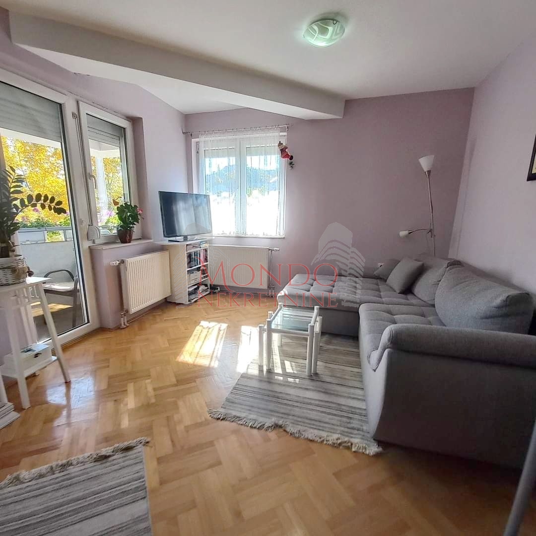 Izdaje se jednoiposoban stan preko puta parka Cair, sa parkingom 1