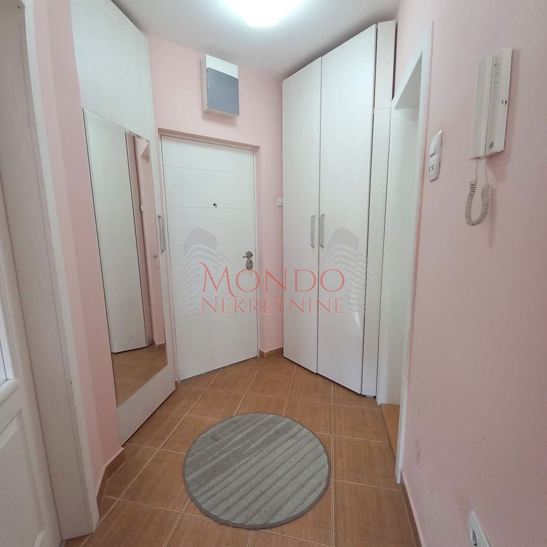 Izdaje se jednoiposoban stan preko puta parka Cair, sa parkingom 5