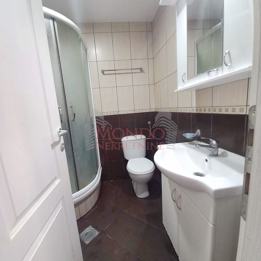 Izdaje se jednoiposoban stan preko puta parka Cair, sa parkingom 7