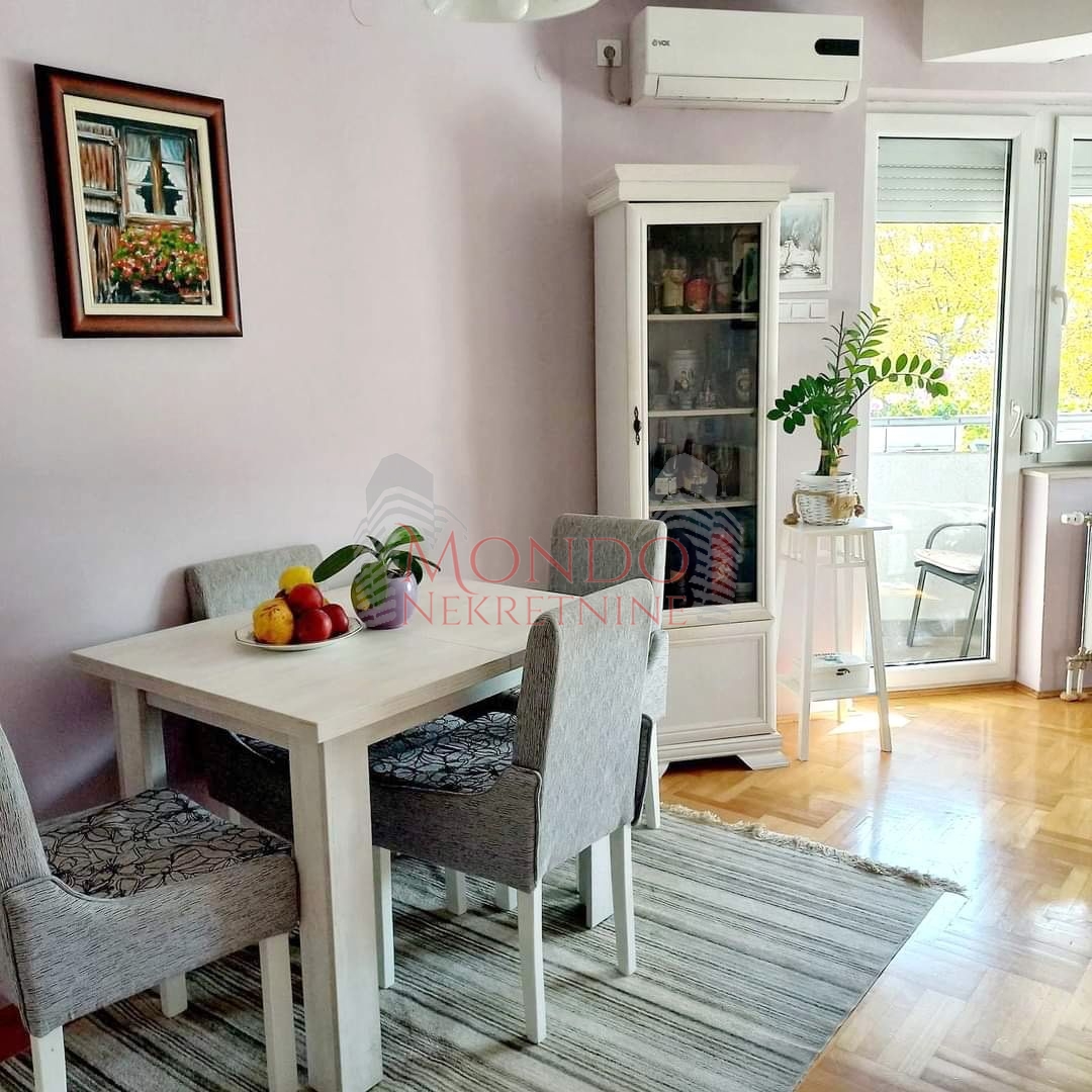 Izdaje se jednoiposoban stan preko puta parka Cair, sa parkingom 2