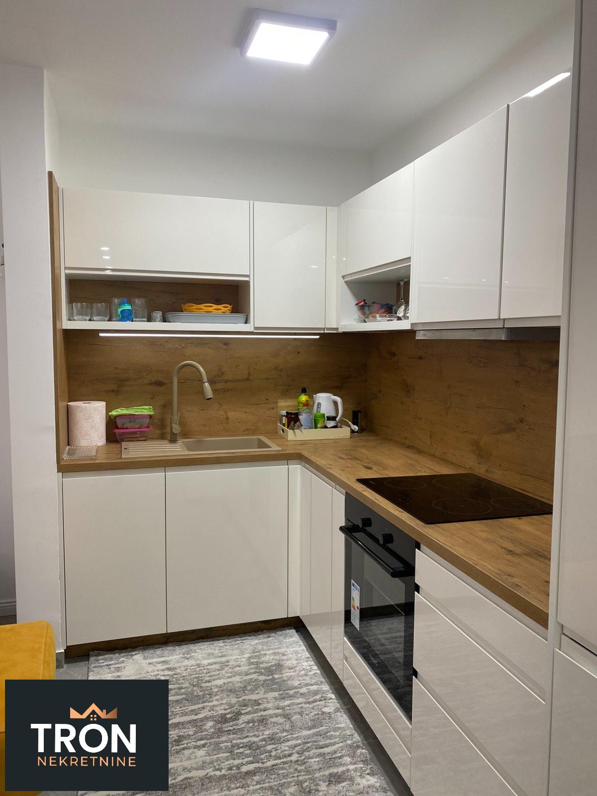 Lux dvosoban stan kod Jezera 70m2 2