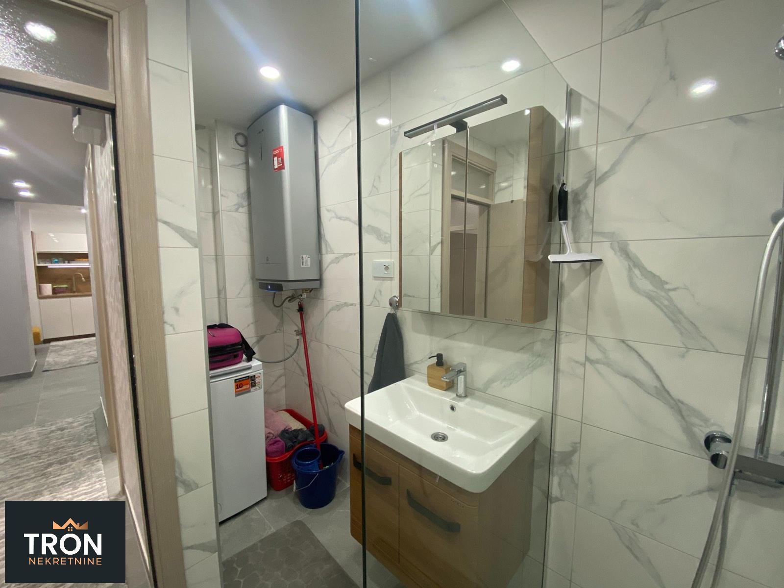 Lux dvosoban stan kod Jezera 70m2 5