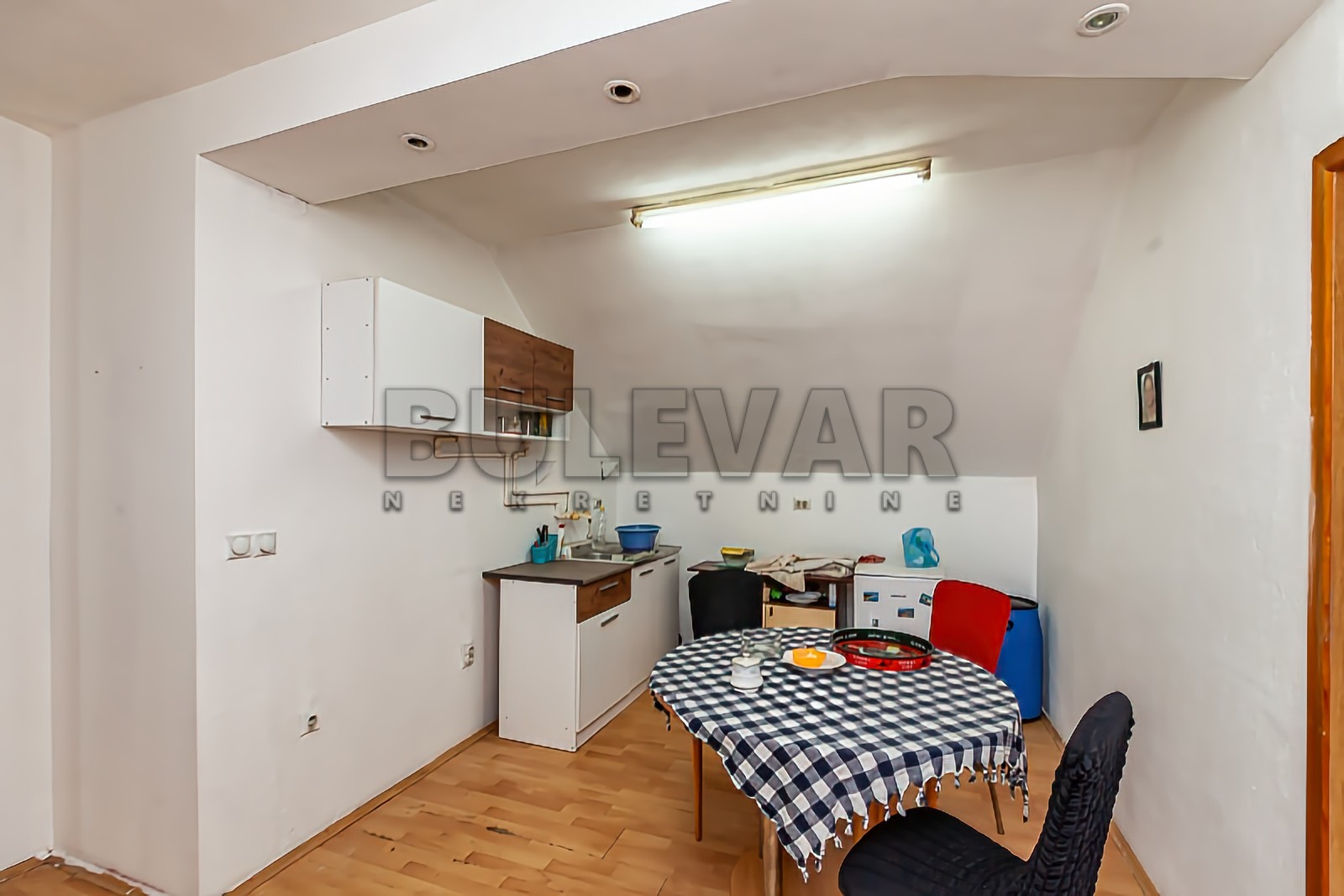 četvorosobna kuća, 200 m2, Železnička stanica, Vojvode Bojovića ID: p-013836 14