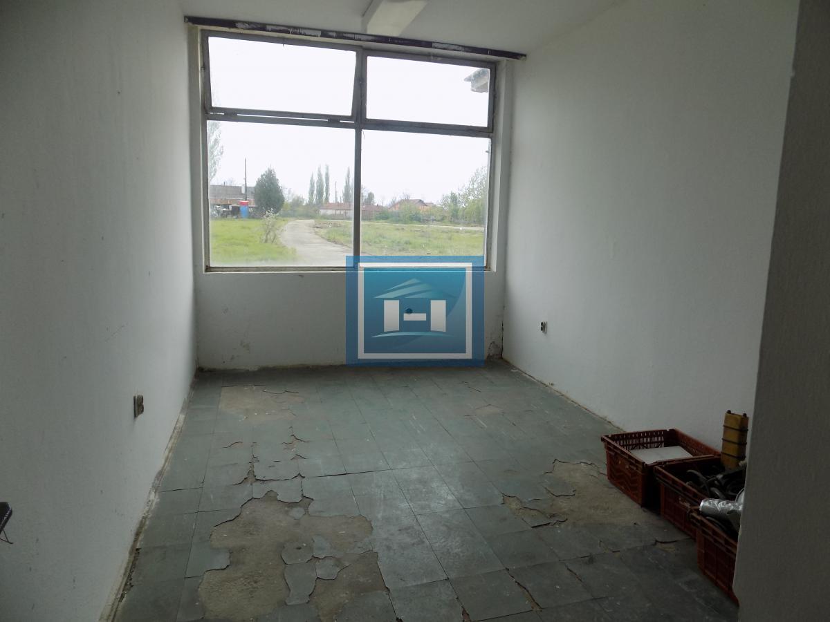 Hala za renoviranje sa kancelarijskim delom 12