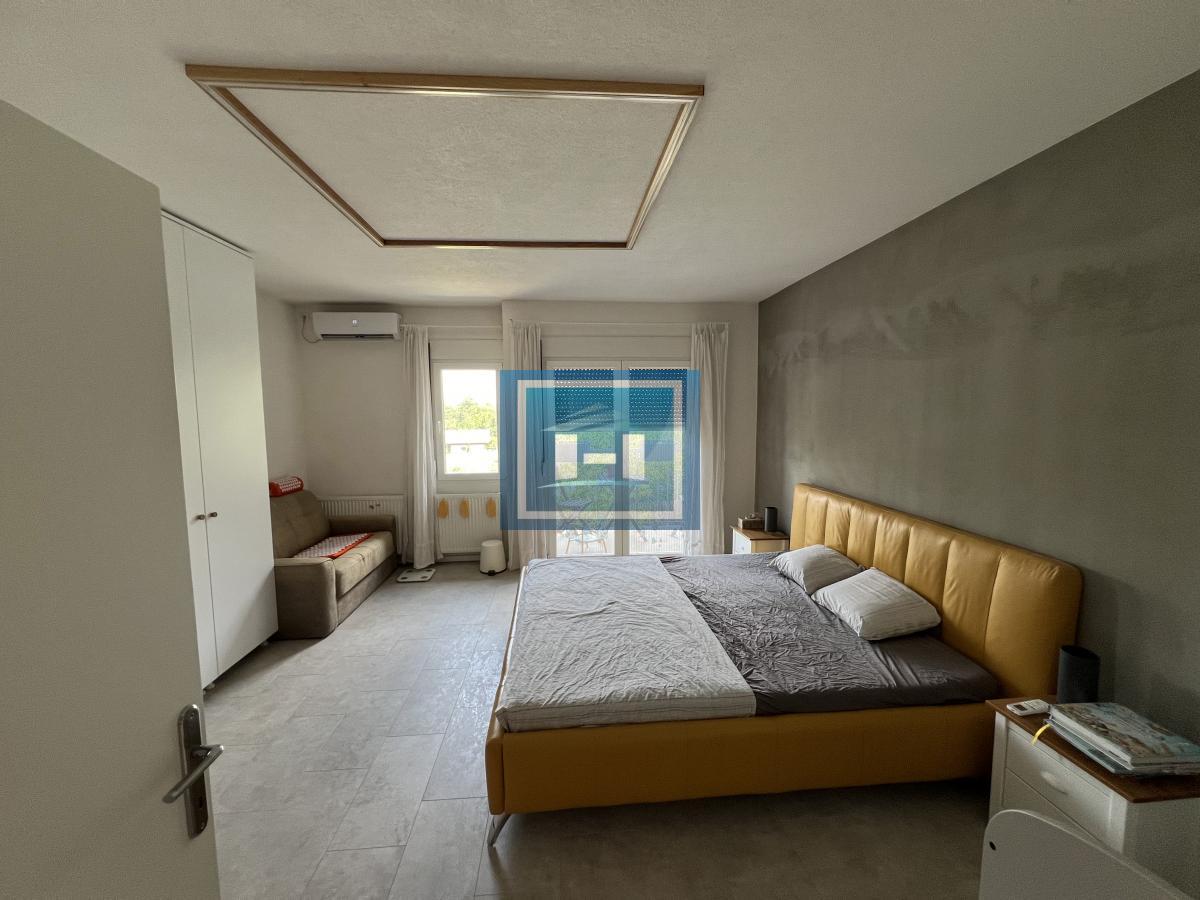 Prelepo uređen stan sa dvorištem 13