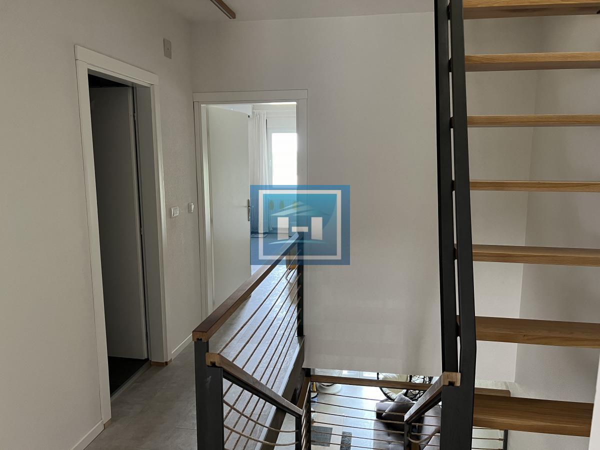 Prelepo uređen stan sa dvorištem 23