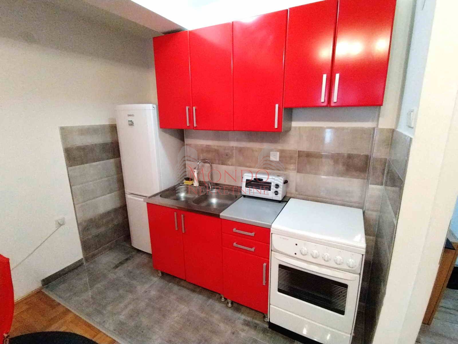 Jednoiposoban nov stan na Bulevaru Nemanjića 3