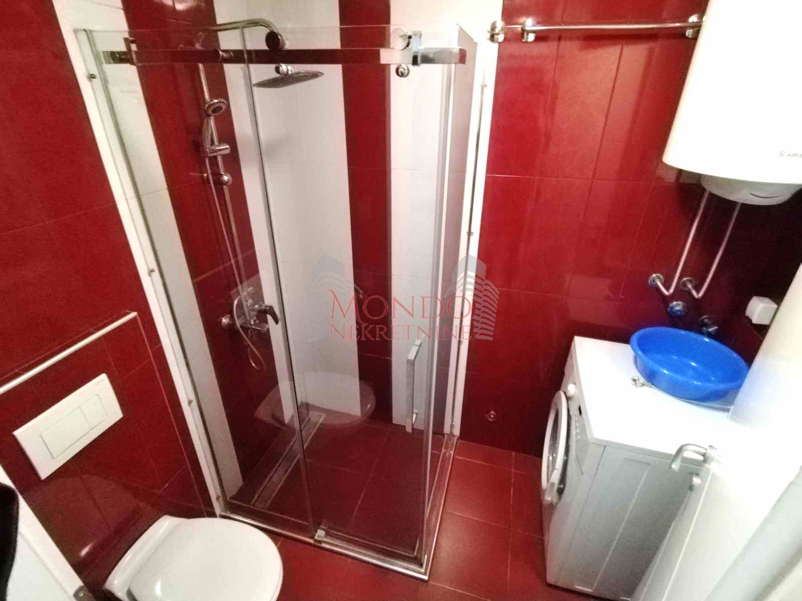 Jednoiposoban nov stan na Bulevaru Nemanjića 5