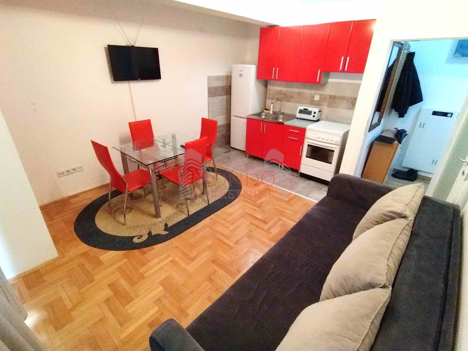 Jednoiposoban nov stan na Bulevaru Nemanjića 4