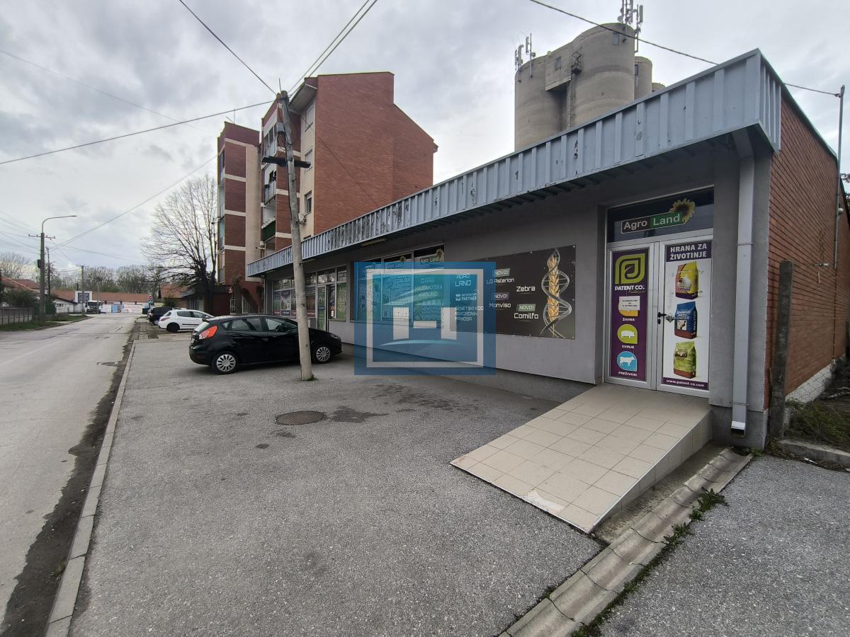 Top prilika za izdavanje! Poslovni prostor 230m² sa magacinom i parkingom! 10