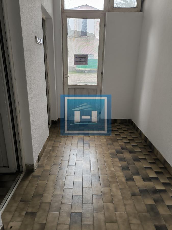 Top prilika za izdavanje! Poslovni prostor 230m² sa magacinom i parkingom! 6