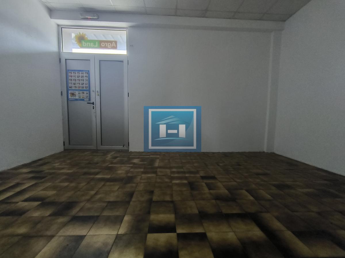 Top prilika za izdavanje! Poslovni prostor 230m² sa magacinom i parkingom! 7