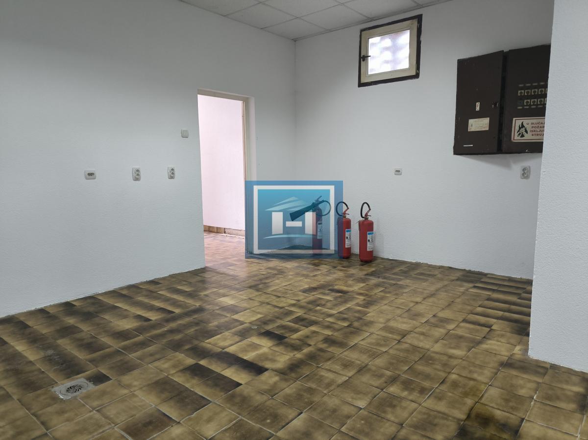 Top prilika za izdavanje! Poslovni prostor 230m² sa magacinom i parkingom! 4