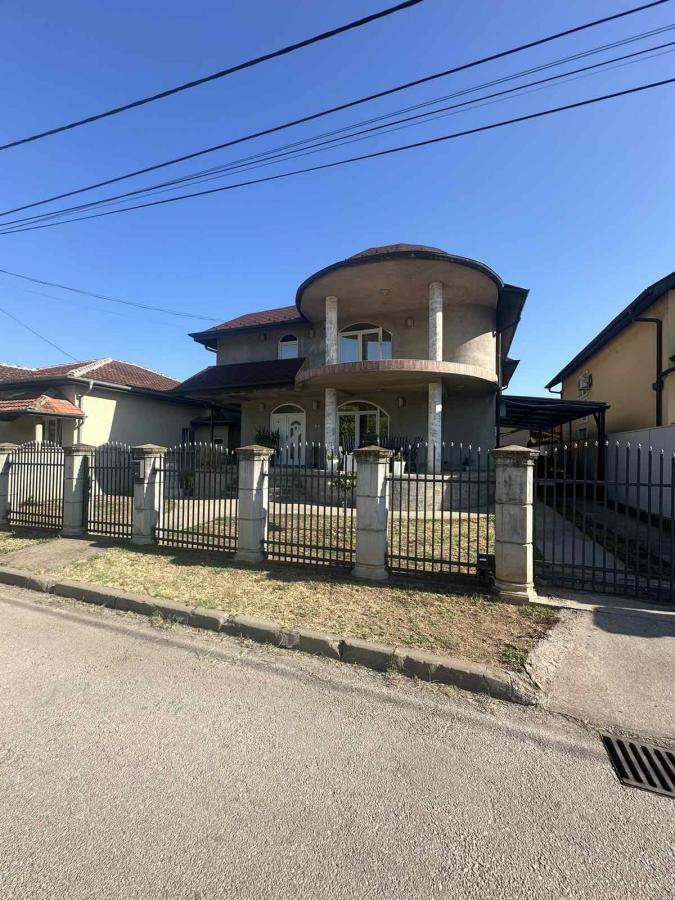 Na prodaju – Luksuzna porodična kuća 13